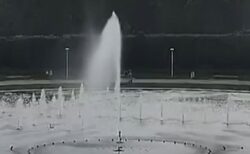 ポーランドで噴水に落雷、衝撃的な瞬間を監視カメラが撮影