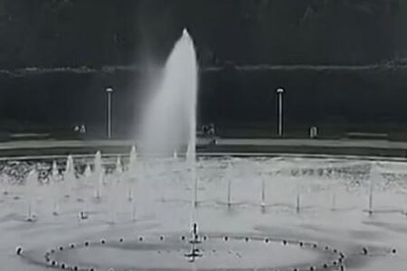 ポーランドで噴水に落雷、衝撃的な瞬間を監視カメラが撮影