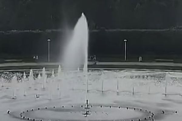 ポーランドで噴水に落雷、衝撃的な瞬間を監視カメラが撮影
