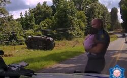 警察に追跡されていたSUVが横転、車内から乳児が投げ出される【動画】