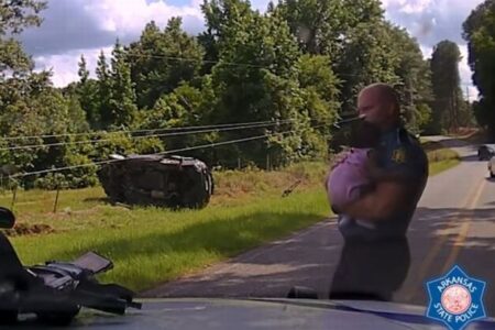 警察に追跡されていたSUVが横転、車内から乳児が投げ出される【動画】