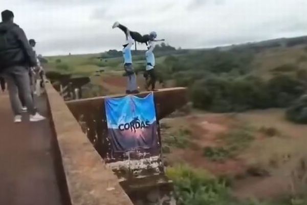 バンジージャンプで21歳の女性が死亡、スタッフがロープをつけ忘れる【動画】