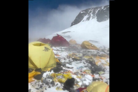 エベレスト登山の最終キャンプ地がゴミだらけ、最新映像が批判を呼ぶ