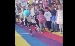 人型AIロボットが格闘技を披露し、子供の腹に回し蹴りを入れてしまう