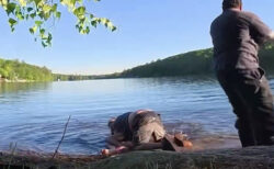 腹を立てた老人が若者を溺死させようと、水中に組み伏せる映像が恐ろしい