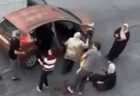 腹を立てた老人が若者を溺死させようと、水中に組み伏せる映像が恐ろしい
