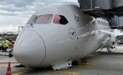 駐機中の旅客機、前輪部分が崩壊して、機首が地面に落下