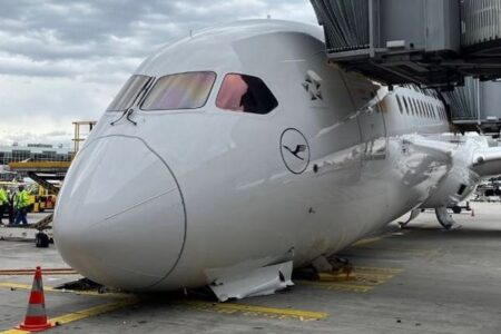 駐機中の旅客機、前輪部分が崩壊して、機首が地面に落下