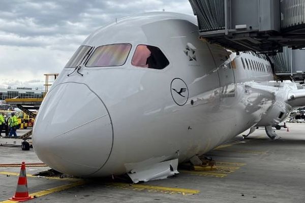 駐機中の旅客機、前輪部分が崩壊して、機首が地面に落下