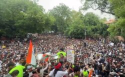「ゴキブリ人民党」の抗議デモで教育相が辞任、若者たちが勝利を祝う【インド】