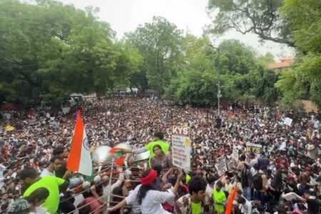 「ゴキブリ人民党」の抗議デモで教育相が辞任、若者たちが勝利を祝う【インド】
