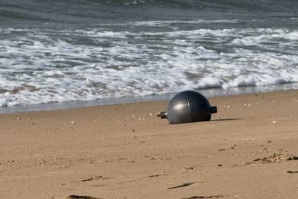 オーストラリアの海岸に謎の球体、複数漂着