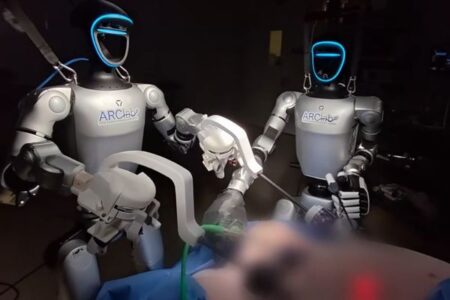 遠隔操作でヒト型ロボットを使い、ブタの手術に成功【米大学】