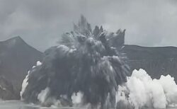 フィリピンにあるタール火山で噴火、劇的な瞬間を撮影【動画】