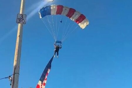 カリフォルニア州でパラグライダーが着地時に墜落、衝撃的な瞬間を撮影【動画】
