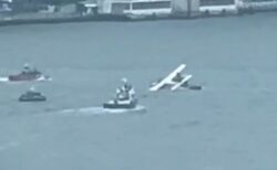 NYの川で水上飛行艇が着陸に失敗、搭乗していた8人を救出
