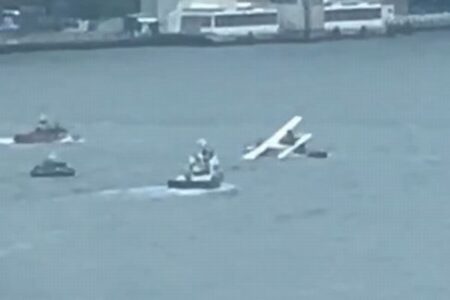 NYの川で水上飛行艇が着陸に失敗、搭乗していた8人を救出