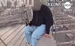 NYの警察官、橋のケーブルに座っていた女性を説得、救出する【動画】