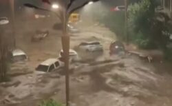 中国で台風「バービー」により洪水が発生、数多くの車が流されていく【動画】