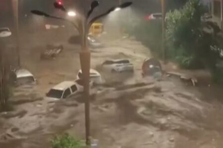 中国で台風「バービー」により洪水が発生、数多くの車が流されていく【動画】