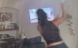 部屋でポールダンスの練習をしていた女性、棒が外れて大惨事に【動画】