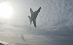 米軍の「ブルーエンジェルス」、ビーチの上を超低空で飛行【動画】