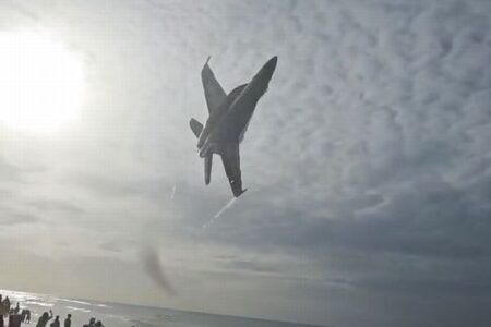 米軍の「ブルーエンジェルス」、ビーチの上を超低空で飛行【動画】
