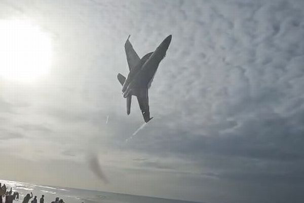 米軍の「ブルーエンジェルス」、ビーチの上を超低空で飛行【動画】