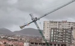南米のチリで強風により、建設用の巨大クレーンが倒壊【動画】