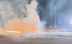 米国の球場で打ち上げ花火が倒れ、スタンドにも飛んでくる【動画】