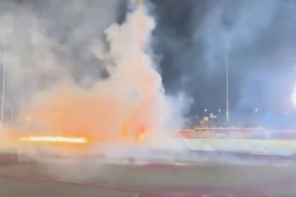 米国の球場で打ち上げ花火が倒れ、スタンドにも飛んでくる【動画】