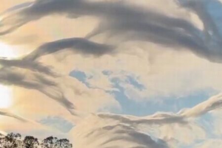 カリフォルニア州上空に波のような雲が出現、珍しい現象に住民も驚愕【動画】