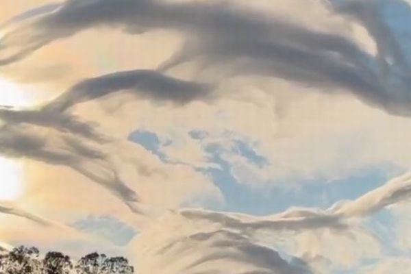 カリフォルニア州上空に波のような雲が出現、珍しい現象に住民も驚愕【動画】