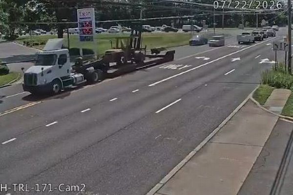 火花が飛び散り、電柱も倒壊…走行中の大型トラックが送電線を引っ掛ける【動画】