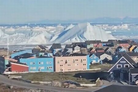 グリーンランド沖で巨大な氷山が転覆、ダイナミックな瞬間を撮影【動画】