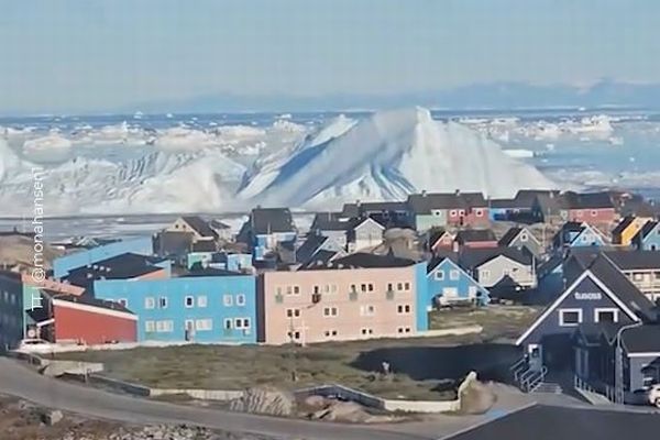 グリーンランド沖で巨大な氷山が転覆、ダイナミックな瞬間を撮影【動画】