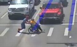 スパイダーマンの姿をした青年、車椅子の男性の横断を助ける【動画】
