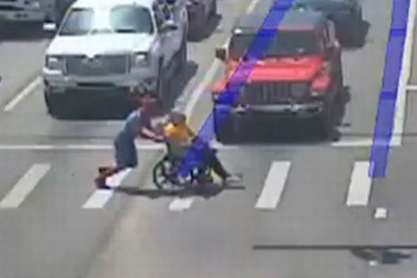 スパイダーマンの姿をした青年、車椅子の男性の横断を助ける【動画】