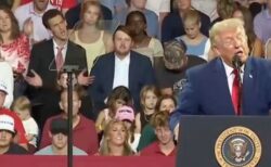 演説するトランプ氏の背後で、集会に参加した男性が身振りを物真似【動画】