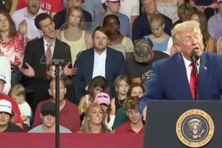 演説するトランプ氏の背後で、集会に参加した男性が身振りを物真似【動画】