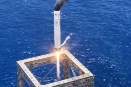 中国が1段目のロケットの回収に成功、海上基地に垂直降下【動画】