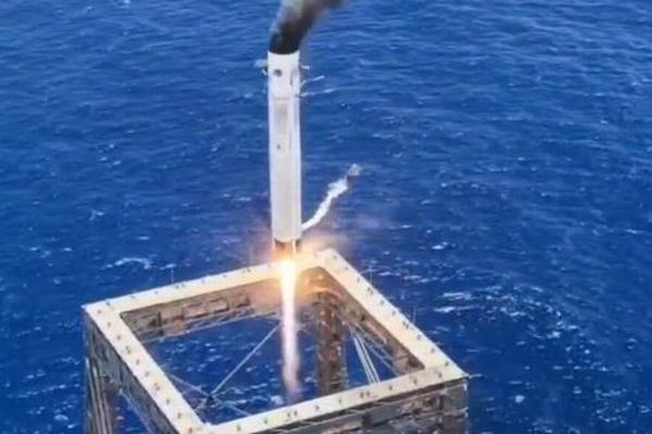 中国が1段目のロケットの回収に成功、海上基地に垂直降下【動画】