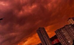 地震の被害にあったベネズエラで、空が赤い血の色に染まる
