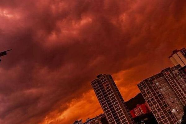 地震の被害にあったベネズエラで、空が赤い血の色に染まる