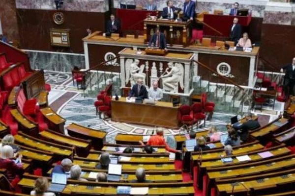 フランス国民議会、15歳未満の子供のSNS利用を禁止する法案を可決
