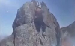 ブラジルの山で男性がカメラに向かってポーズ、足を踏み外し転落【動画】