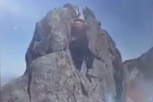 ブラジルの山で男性がカメラに向かってポーズ、足を踏み外し転落【動画】