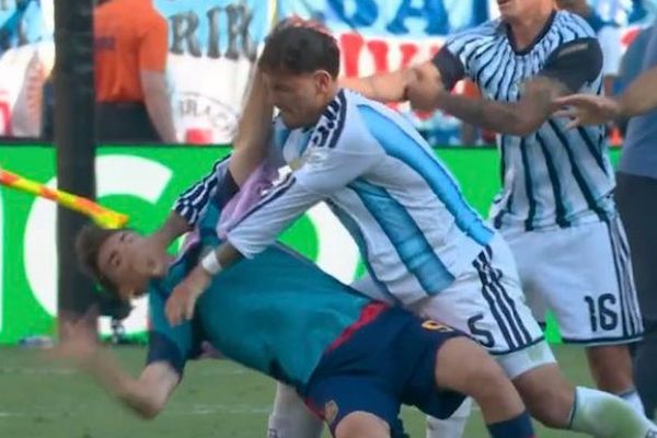 サッカーW杯で決勝戦の終了後に暴力行為、FIFAが調査を開始