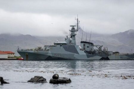 アルゼンチン、英海軍の艦艇が自国の領海に「軍事侵入」したと非難
