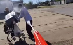 見知らぬ人々に水鉄砲を浴びせ、動画を撮影していた男を逮捕